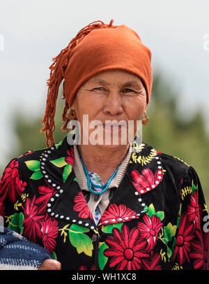 Ritratto di una donna uzbeka indossando un velo, Samarcanda, Uzbekistan Foto Stock