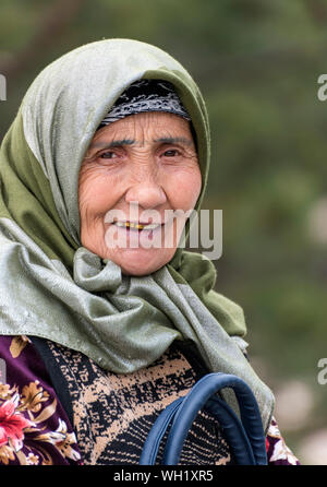 Ritratto di una donna uzbeka indossando un velo, Samarcanda, Uzbekistan Foto Stock