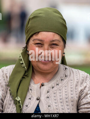 Ritratto di una donna uzbeka indossando un velo, Samarcanda, Uzbekistan Foto Stock