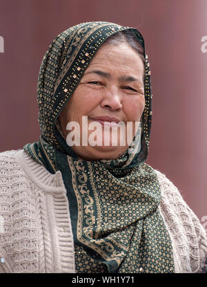 Ritratto di una donna uzbeka indossando un velo, Samarcanda, Uzbekistan Foto Stock