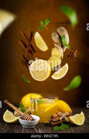Flying tè allo zenzero ingredienti - limone, la cannella, la menta Foto Stock