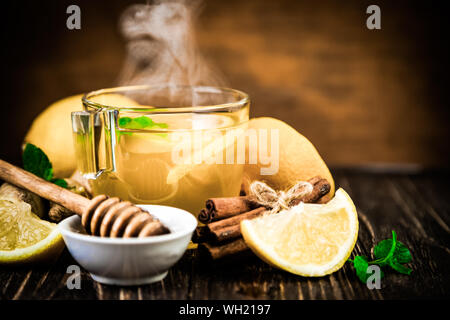 Il tè allo zenzero e ingredienti - limone, la cannella, il miele Foto Stock