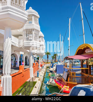 Barche ormeggiate lungo il lungomare di Puerto Marina a Benalmadena. Andalusia, Spagna Foto Stock