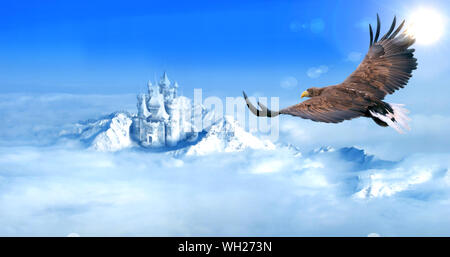Eagle volando verso il castello di ghiaccio nella neve montagne vista aerea Foto Stock