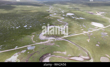 (190902) -- PECHINO, Sett. 2, 2019 (Xinhua) -- Foto aeree prese su Agosto 6, 2019 mostra il corso del fiume Damqu a headstream regione del Fiume Yangtze in Cina nord-occidentale della Provincia di Qinghai. Provincia di Qinghai, che si trova nel nord ovest della Cina, gran parte dei quali si trova sul Plateau Qinghai-Tibet, è la casa per le sorgenti del Yangtze, giallo e fiumi Lancang. Con una popolazione di 6 milioni di euro e di un'area di 720.000 chilometri quadrati, la provincia ha assunto un nuovo aspetto sul suo ambiente ecologico con sforzi spesi nel miglioramento ambientale. Negli ultimi cinque anni ha Qinghai p Foto Stock