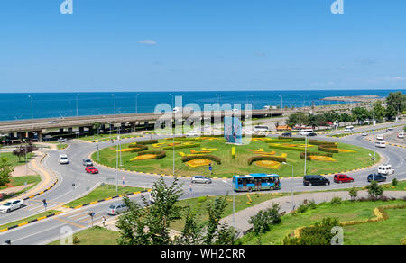 Trabzon / TURCHIA - Agosto 08 2019: Panoramica Trabzon vista città con il mar Nero e l'autostrada Foto Stock