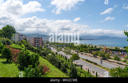 Trabzon / TURCHIA - Agosto 08 2019: Panoramica Trabzon vista città con il mar Nero e l'autostrada Foto Stock