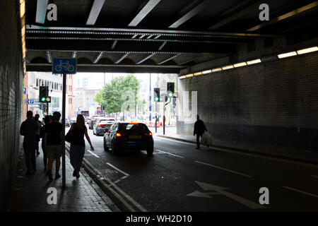 Vista sotto i ponti ferroviari, Park Street, Digbeth, Birmingham, West Midlands, England, Regno Unito Foto Stock