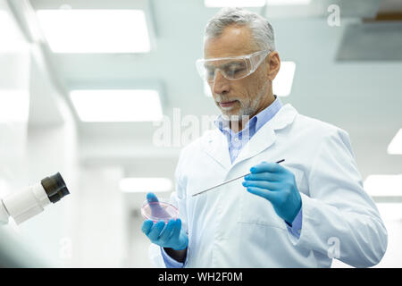 Ritratto di attento ricercatore che facendo le analisi del DNA Foto Stock