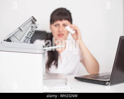 Ragazza lavoratore di ufficio si siede tergi si strappa fuori dei suoi occhi il concetto di ufficio allergie per le apparecchiature per ufficio e aria condizionata, problemi di salute, nasoph Foto Stock