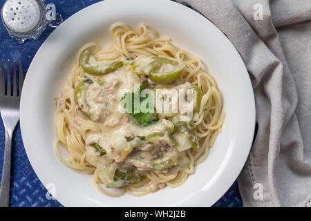 Crema di Tonno con pasta al pepe verde - vista superiore fotografia di spaghetti con le conserve di tonno cremoso e pepe verde pasta salsa Foto Stock