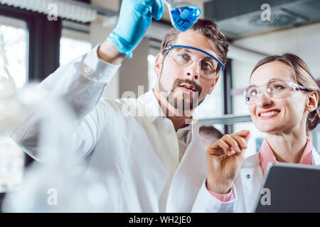 Gli scienziati in laboratorio di ottenere dati sperimentali Foto Stock