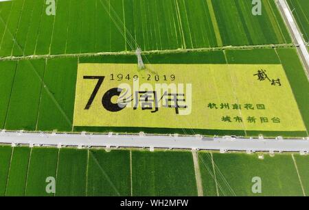 Zhejiang, Zhejiang, Cina. 2 Sep, 2019. Zhejiang, Cina-recentemente, un gigante ''il settantesimo anniversario di fondazione della nuova Cina'' colorato di pittura di riso è apparso in quasi un migliaio di-mu ecologico campo di riso in, di Xiaoshan di Hangzhou, Zhejiang. Il dipinto di riso è stata dipinta con la terra come una tela e verniciato con riso colorata come il pigmento e i caratteri e i modelli di molte forme diverse sono stati indicati e la ''1949-2019'' è stata curata dall'alto luogo. ''Il settantesimo anniversario'' pattern è particolarmente suggestiva, con una vista dell'occhio. Credito: SIPA Asia/ZUMA filo/Alamy Live News Foto Stock