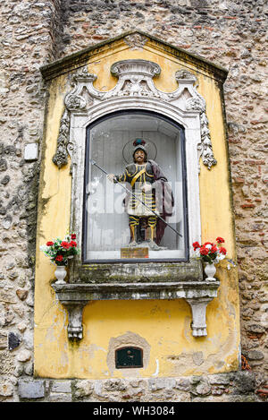 Lisbona, Portogallo - Luglio 27, 2019: Statua di San Giorgio in ingresso della Sao Jorge (St. George) Castello Foto Stock