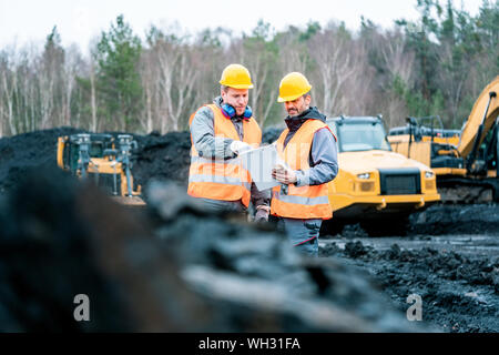 I lavoratori in quarry guardando un piano Foto Stock