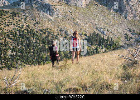 Due donne che amano camminare sulla bellissima giornata a Velez mountain ,vicino a Mostar in Bosnia ed Erzegovina Foto Stock