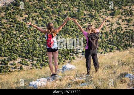 Due donne che amano camminare sulla bellissima giornata a Velez mountain ,vicino a Mostar in Bosnia ed Erzegovina Foto Stock