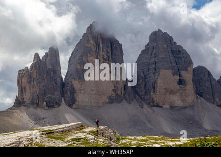 Le Tre Cime di Lavaredo, sono tre picchi distintivi nella forma di merli si trova nelle regioni italiane del Trentino Alto Adige e Veneto Foto Stock