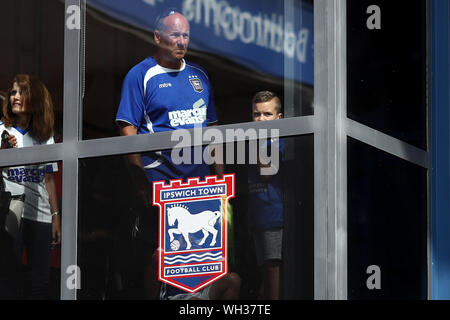 Ipswich Town tifosi guardare dal club shop - Ipswich Town v Shrewsbury Town, Cielo lega Bet One, Portman Road, Ipswich, Regno Unito - 31 agosto 2019 solo uso editoriale - DataCo restrizioni si applicano Foto Stock