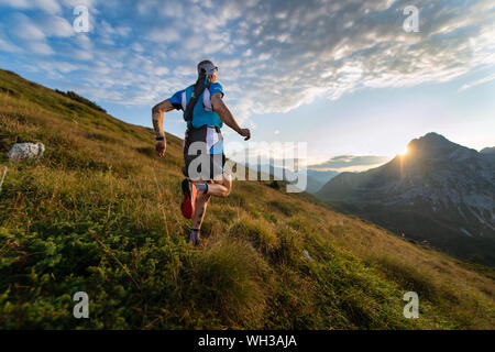 Zorzone, Serina, Italia 1 Septemper 2019: Europeo Skymarathon campionato. Il passaggio di guida di montagna su prato Foto Stock