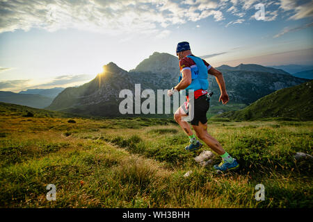 Zorzone, Serina, Italia 1 Septemper 2019: Europeo Skymarathon campionato. Passaggio di un runner su un percorso di Piana Foto Stock