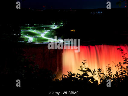 Vista delle cascate Americane in Niagara Falls, New York, illuminata di notte. Cascate del Niagara stato parco con le Cascate Americane illuminata di notte. Foto Stock