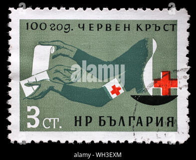 Timbro stampato in Bulgaria mostra La donazione di sangue, centenario della Croce Rossa serie, circa 1964. Foto Stock