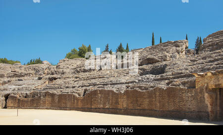 Rovine di uno splendido anfiteatro, parte del complesso archeologico di Italica, città con un ruolo strategico nell'impero romano, Santiponce, Siviglia Foto Stock