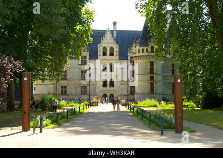 L'entrata al castello di Azay le Rideau costruire su un'isola del fiume Indre nel 1518 nella Valle della Loira in Francia Foto Stock