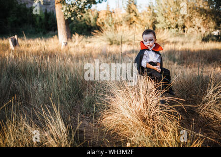 Kid dipinto stesso di Dracula di halloween sulla foresta Foto Stock