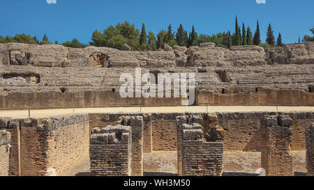 Rovine di uno splendido anfiteatro, parte del complesso archeologico di Italica, città con un ruolo strategico nell'impero romano, Santiponce, Siviglia Foto Stock