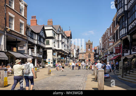 Chester righe e scene di strada con acquirenti in area pedonale del centro storico della città in estate. Bridge Street, Chester, Cheshire, Inghilterra, Regno Unito, Gran Bretagna Foto Stock