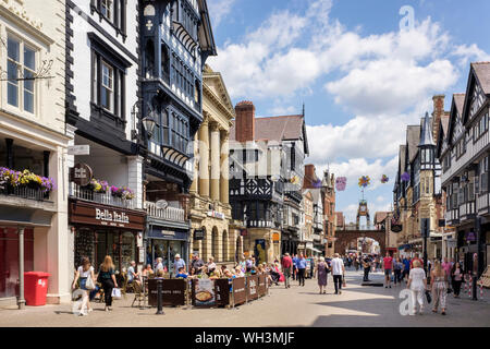 Bella Italia Pavement caffè e la gente shopping in fila nel centro storico della città in estate. Eastgate Street, Chester, Cheshire, Inghilterra, Regno Unito, Gran Bretagna Foto Stock