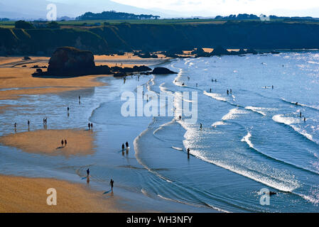 Vista della bellissima spiaggia di baia di sabbia e rocce visitato da estate turisti balneari Foto Stock