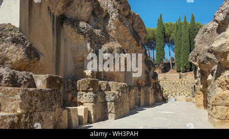 Rovine di uno splendido anfiteatro, parte del complesso archeologico di Italica, città con un ruolo strategico nell'impero romano, Santiponce, Siviglia Foto Stock