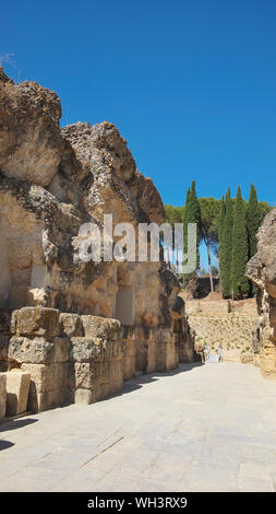 Rovine di uno splendido anfiteatro, parte del complesso archeologico di Italica, città con un ruolo strategico nell'impero romano, Santiponce, Siviglia Foto Stock