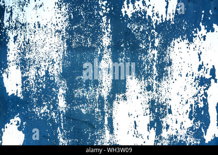 Abstract blu e bianco vecchia vernice scrostata da parete Foto Stock