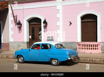 REMEDIOS, CUBA - Febbraio 20, 2011: vecchia vettura americana in Remedios, Cuba. Cuba ha uno dei più bassi auto pro-capite le tariffe (42 per ogni mille persone nel 2015). Foto Stock