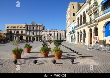 L'Avana, Cuba - Febbraio 23, 2011: turisti visitano la Città Vecchia a La Havana. L'Avana del centro storico è un sito Patrimonio Mondiale dell'UNESCO ed è per Cuba il più visitato la zona Foto Stock