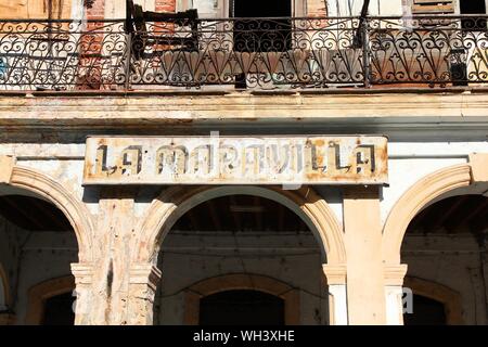 L'Avana, Cuba - Febbraio 23, 2011: Vintage shop segno in Città Vecchia a La Havana. L'Avana del centro storico è un sito Patrimonio Mondiale dell'UNESCO ed è per Cuba il la maggior parte delle visite Foto Stock