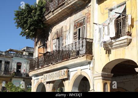 L'Avana, Cuba - Febbraio 23, 2011: Città vecchia architettura a l'Avana. L'Avana del centro storico è un sito Patrimonio Mondiale dell'UNESCO ed è per Cuba il più visitato la zona. Foto Stock