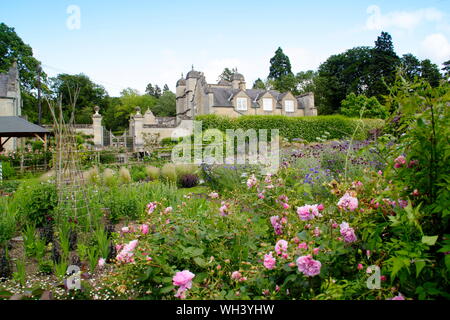 Letti di fiori in un giardino a Easton walled gardens, Easton vicino Grantham, Lincolnshire, England, Regno Unito Foto Stock