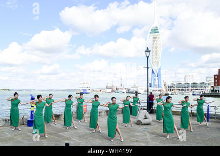 Portsmouth, Regno Unito. 1 Sep, 2019. La terraferma cinese cantando insieme io amo il mio paese (我爱我的国家) Il vestito China-Britain Art Festival e la celebrazione della Grande Cina settantesimo anniversario 2019. Un 'Qipao' Flash relè torcia ha cominciato a Portsmouth. La terraferma cinese in 28 contee e città di tutta la Gran Bretagna parteciperà in migliaia di cheongsams e fine a Londra il 28 settembre 2019, UK. Credito: Picture Capital/Alamy Live News Foto Stock