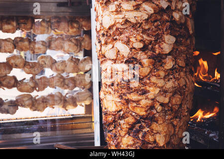 Un ristorante fast food kebab piatto di carne in cottura cucina.grande pezzo di carne arrosto cotto per shawarma turco,grigliate gyros greco,souvlaki piatto Foto Stock