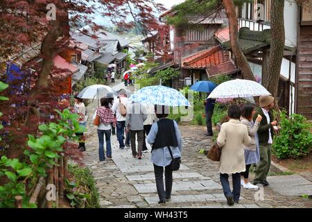 MAGOME, Giappone - 2 Maggio 2012: la gente visita la città vecchia di Magome. Magome-juku è una storica città post del famoso sentiero Nakasendo tra Kyoto e Edo. Foto Stock