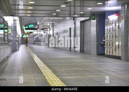 OSAKA, Giappone - 25 Aprile 2012: persone attendere a Osaka la stazione della metropolitana di Osaka in Giappone. La Metropolitana di Osaka è dodicesimo più trafficati del sistema della metropolitana di tutto il mondo con 837 milli Foto Stock