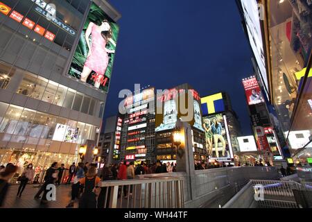 OSAKA, Giappone - 25 Aprile 2012: Shoppers visita area Shinsaibashi di Osaka, in Giappone. Osaka in Giappone è il terzo più grande città dalla popolazione con 18 milioni peopl Foto Stock