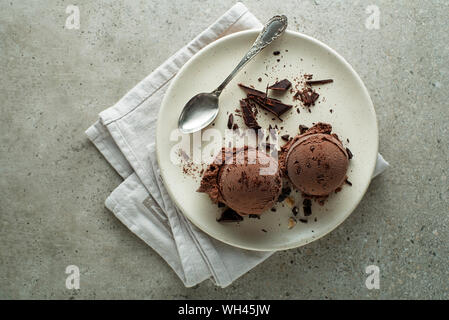 Organico in casa il gelato al cioccolato palline in una piastra da vicino Foto Stock