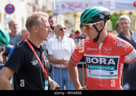 Fabian WEGMANN (sinistra, ex ciclista professionista) e Pascal ACKERMANN (GER, Bora - Hansgrohe) parlare con ciascun altro, parlare, parlare, parlare, mezza figura, mezza figura, seconda fase, Marburg (GER) - Goettingen (GER), avviare in Marburg/Germania il 30.08.2019. Germania Tour 2019 dal 29.08.- 01.09.2019 in Germania. | Utilizzo di tutto il mondo Foto Stock