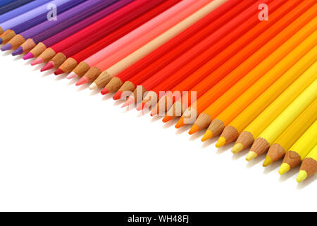 Crayons de couleur rentrée scolaire isolé fond blanc